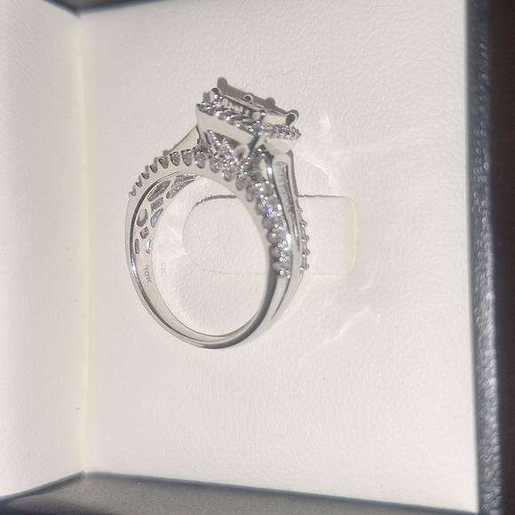 BEAUTIFUL 10K WHITE GOLD SQUARE DIAMOND CLUSTER ENGAGEMENT RING - Picture 4 of 15